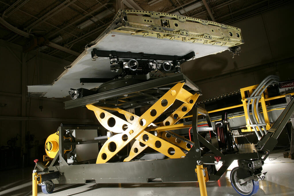 image: A flexible tool for positioning F-16 aircraft wings for maintenance